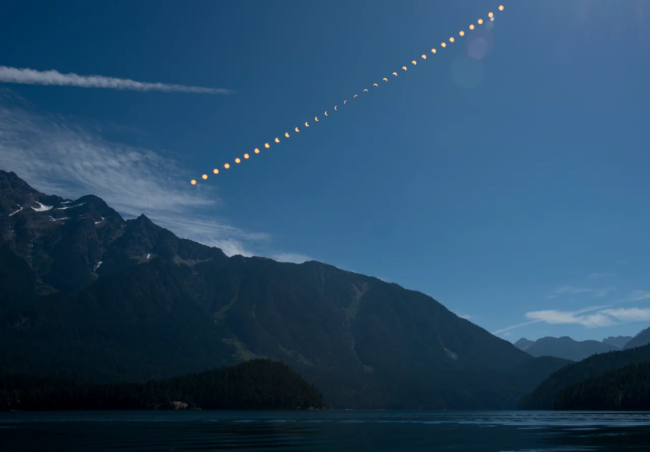 Éclipse partielle au-dessus de Ross Lake, États-Unis, le 21 août 2017 — montage photographique NASA / Bill Ingalls